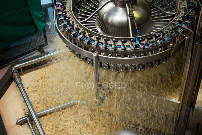 Hochwinkelansicht der Verarbeitungsmaschine in der Saftfabrik — Stockfoto