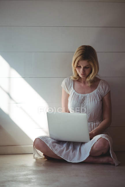 Bella donna che utilizza il computer portatile a casa — Foto stock