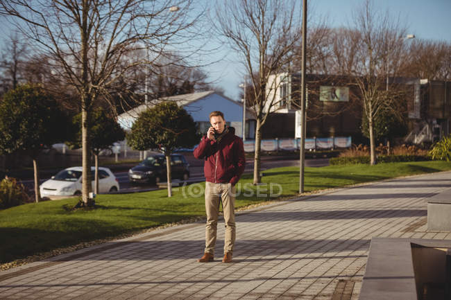 Чоловічий виконавчий говорити на мобільний телефон на вулиці перед Офісна будівля — стокове фото