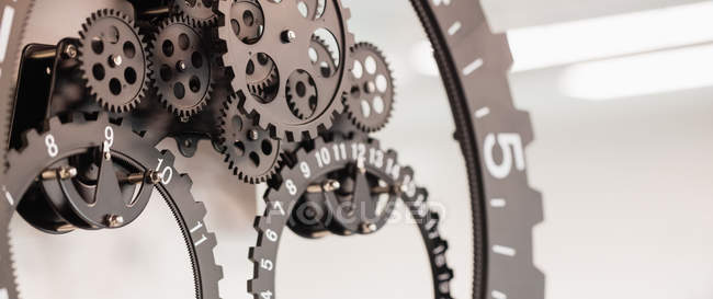 Gros plan sur les horloges avec engrenages de travail — Photo de stock