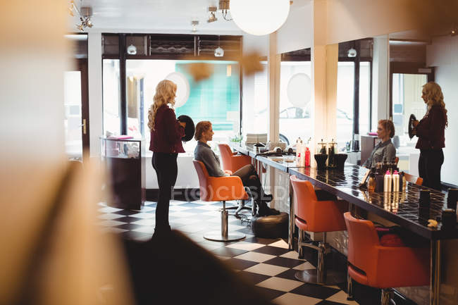Parrucchiere femminile styling clienti capelli in salone — Foto stock