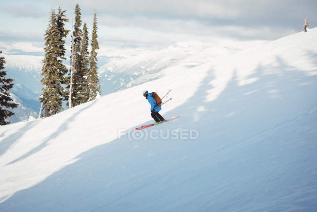 Skier skiing on snow covered mountains — Stock Photo