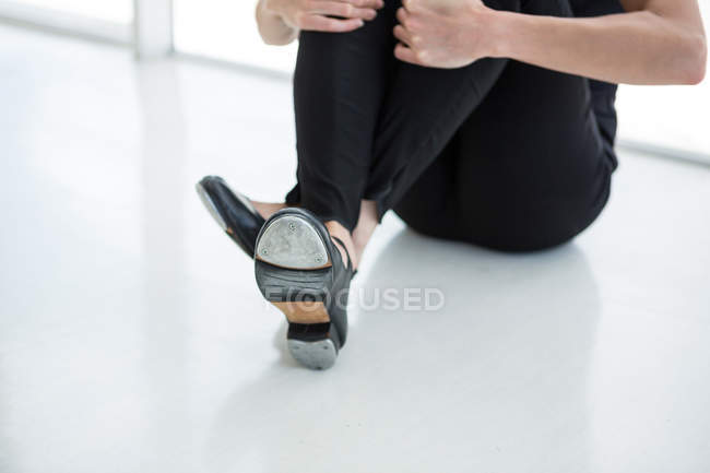 Nahaufnahme einer Tänzerin mit Steppschuhen im Studio — Stockfoto