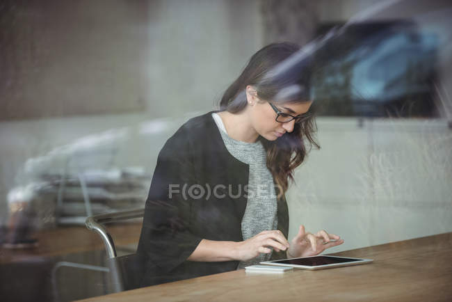 Бизнес-руководитель с помощью цифрового планшета в офисе — стоковое фото