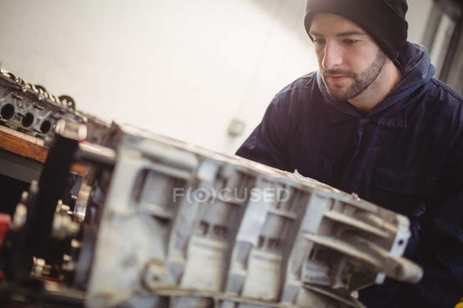Mecânico verificando um carro peças na garagem de reparação — Fotografia de Stock