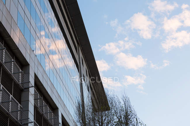 Edificio per uffici in città con architettura moderna, vista a basso angolo — Foto stock