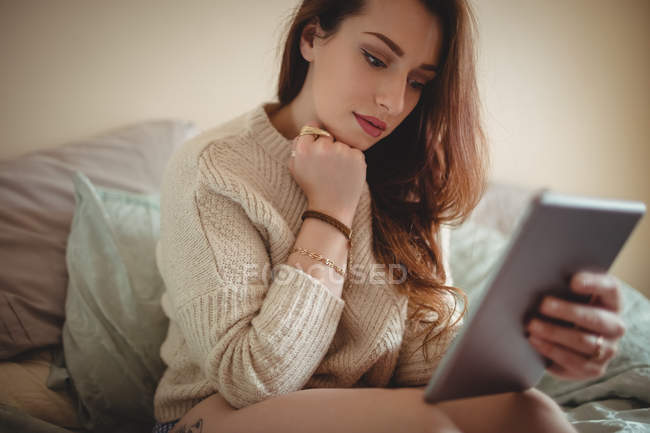 Красива жінка, використовуючи цифровий планшет на ліжку вдома — стокове фото