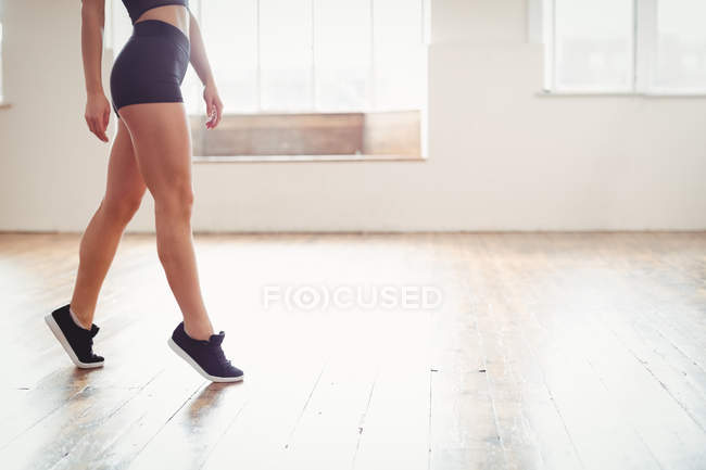 Low section of woman practicing dance in studio — Stock Photo