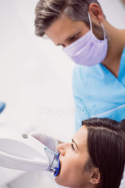 Paciente do sexo feminino em tratamento dentário de ortodontista masculino na clínica odontológica — Fotografia de Stock