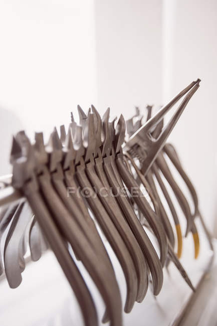 Gros plan sur les outils dentaires dans le cabinet du dentiste — Photo de stock