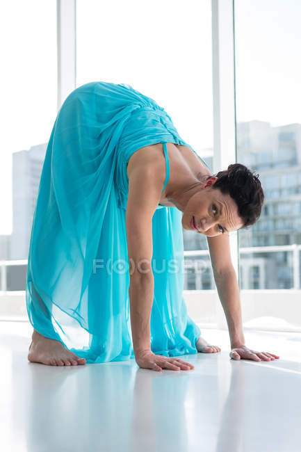 Portrait de danseuse pratiquant la danse contemporaine en studio — Photo de stock