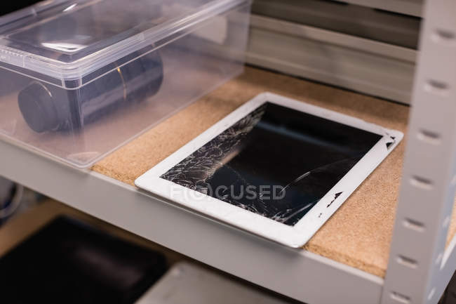Tablette numérique endommagée dans un centre de réparation — Photo de stock