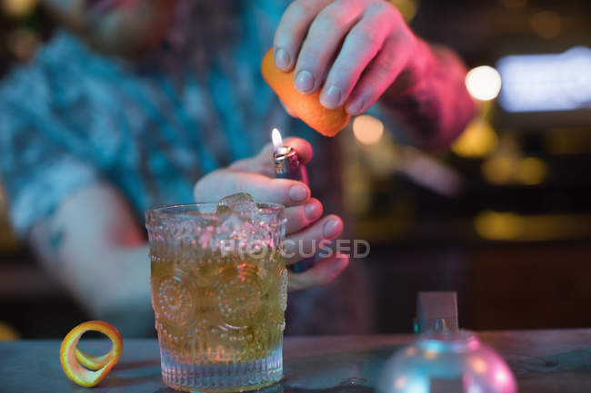 Barman preparando um coquetel flamejante no balcão no bar — Fotografia de Stock