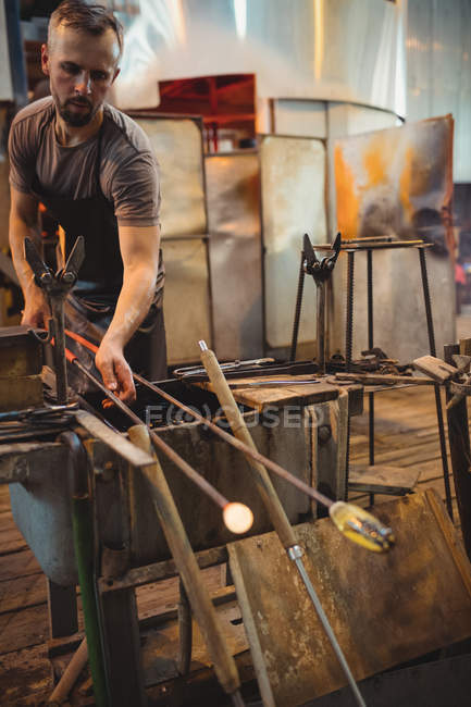 Glassblower shaping a molten glass at glassblowing factory — Stock Photo