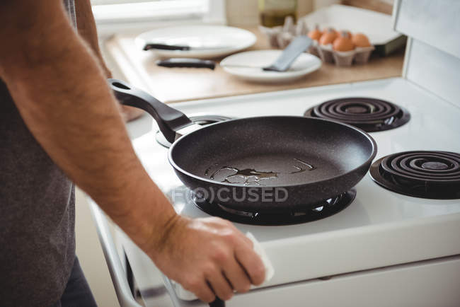 Close-up of frying pan on cooking stove in kitchen at home — Stock Photo