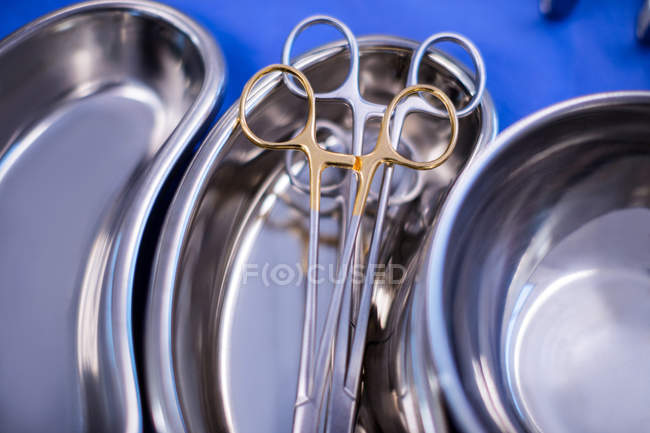 Divers outils chirurgicaux conservés sur une table en salle d'opération à l'hôpital — Photo de stock