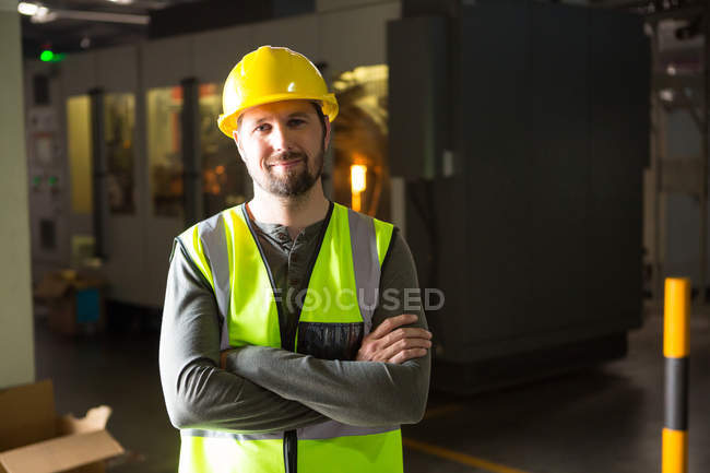 Portrait de jeune travailleur masculin debout dans l'usine — Photo de stock