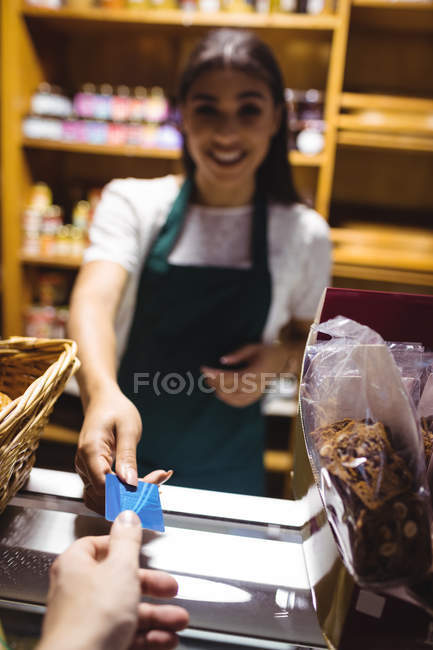 Costumer fazer o pagamento através de cartão de crédito no balcão no supermercado — Fotografia de Stock