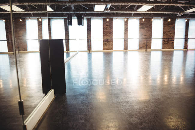 Vista interior do estúdio de ballet vazio — Fotografia de Stock