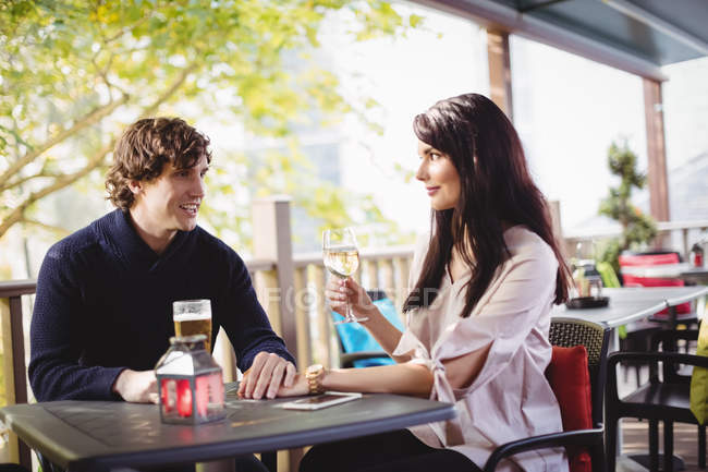 Casal tomando bebidas juntos no restaurante — Fotografia de Stock