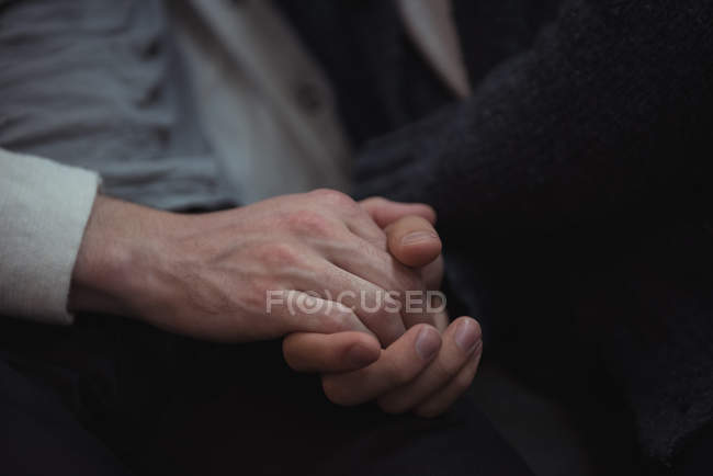 Крупный план гей-пары, держащейся за руки — стоковое фото