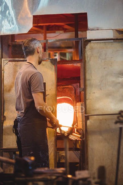 Vidrio de calefacción del ventilador en el horno de sopladores de vidrio en la fábrica de soplado de vidrio - foto de stock