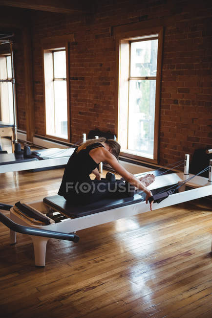 Сильная женщина практикует пилатес в фитнес-студии — стоковое фото