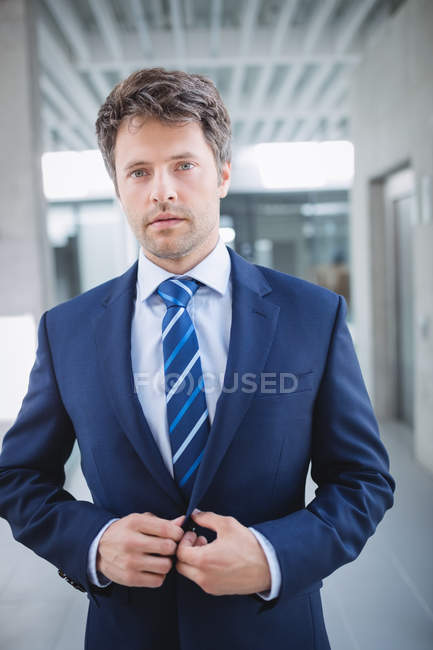 Portrait d'un homme d'affaires confiant debout dans le bureau — Photo de stock