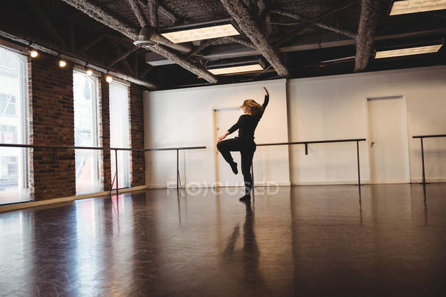 Woman practicing modern dance in dance studio — Stock Photo