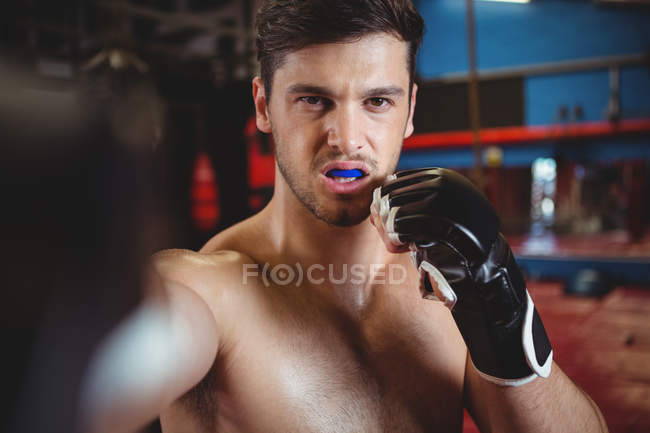 Боксер з gumshield виконання позиції бокс у фітнес-студія — стокове фото
