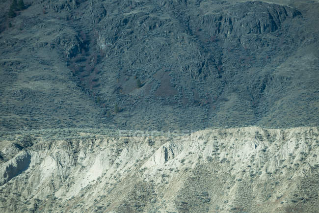 Majestuosa vista de la colina rocosa en el paisaje de montaña - foto de stock