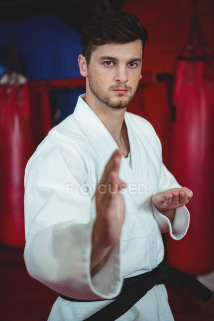 Портрет игрока в карате, выступающего в фитнес-студии — стоковое фото
