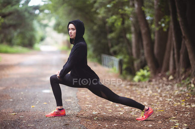 Frau macht Stretchübung im Wald — Stockfoto