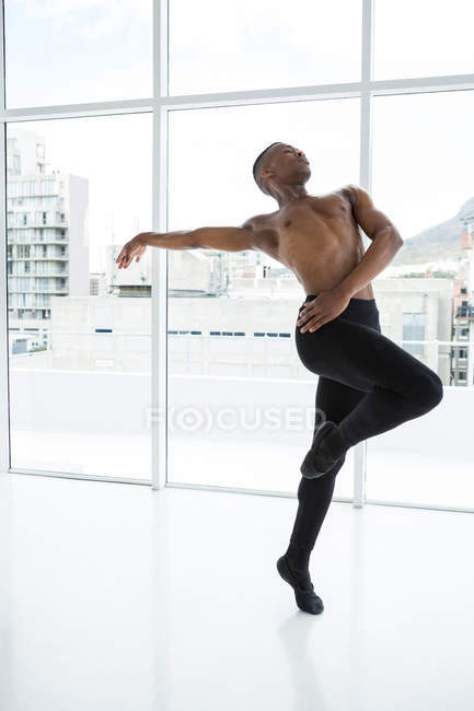 Ballerino pratiquant la danse de ballet en studio — Photo de stock