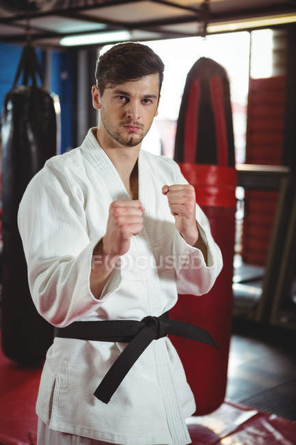 Портрет игрока в карате, выступающего в фитнес-студии — стоковое фото