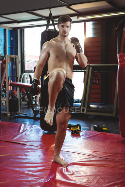 Портрет боксера, занимающего боксерскую позицию в фитнес-студии — стоковое фото