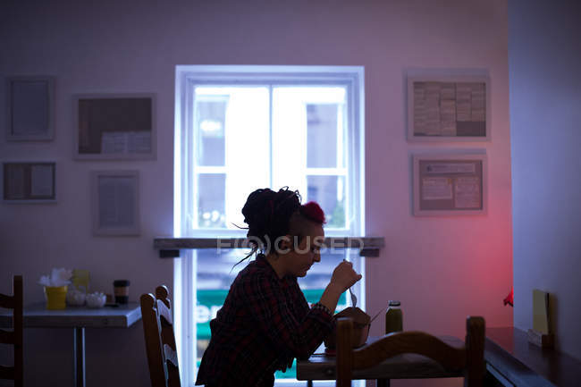 Mulher bonita tendo uma salada no café — Fotografia de Stock