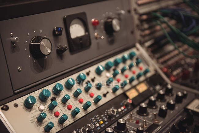 Close-up de misturador de som em um estúdio — Fotografia de Stock
