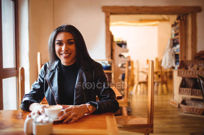 Ritratto di bella donna che prende una tazza di caffè nel caffè — Foto stock