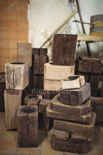 Дерев'яні форми для дме зі скла на заводі — стокове фото