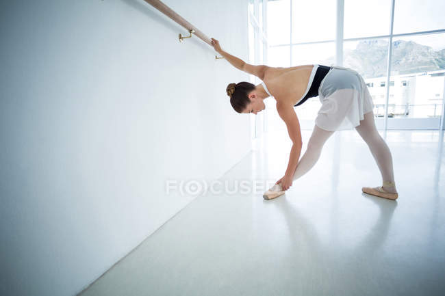 Bailarina usando sapatos de balé no estúdio de dança — Fotografia de Stock