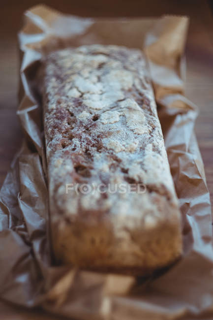 Nahaufnahme von gebackenem Brot auf Holztisch — Stockfoto