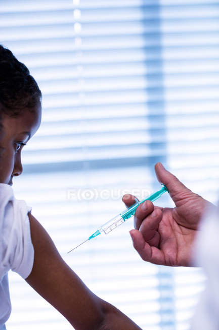 Doctor giving an injection to the patient at hospital — Stock Photo