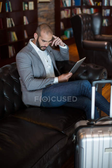 Бізнесмен, використовуючи цифровий планшетний у зону очікування в аеропорту терміналу — стокове фото