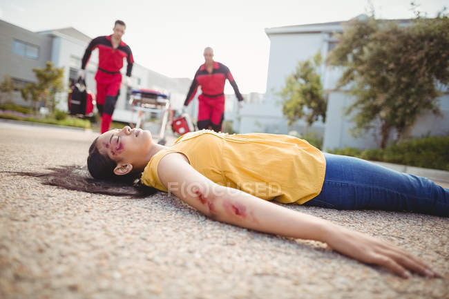 Primo piano di una donna incosciente caduta a terra dopo un incidente — Foto stock