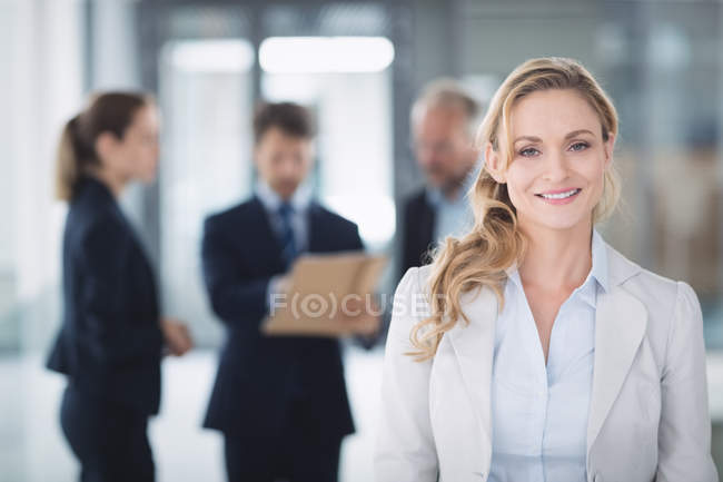 Портрет впевненої бізнес-леді, яка посміхається всередині офісу — стокове фото