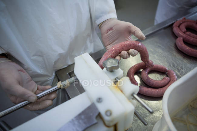 Sezione intermedia delle salsicce per la lavorazione dei macellai in fabbrica di carne — Foto stock