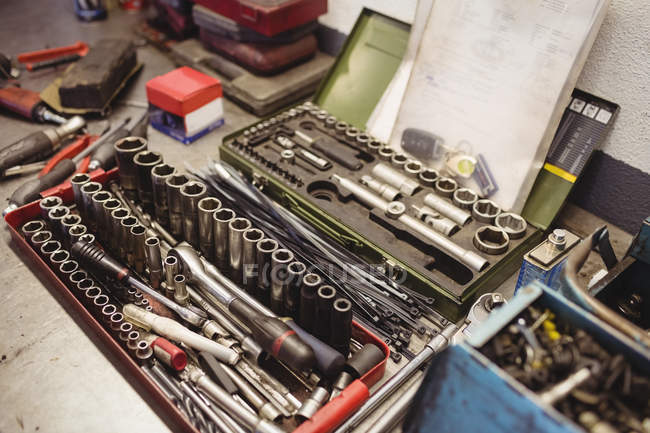 Vari strumenti in cassetta degli attrezzi al garage di riparazione — Foto stock