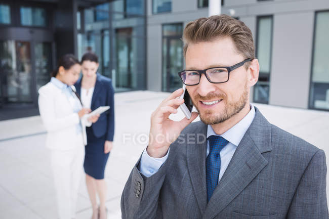 Uomo d'affari fiducioso che parla sul cellulare — Foto stock