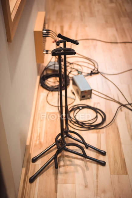 Gros plan de deux stands de microphone dans un studio de musique — Photo de stock